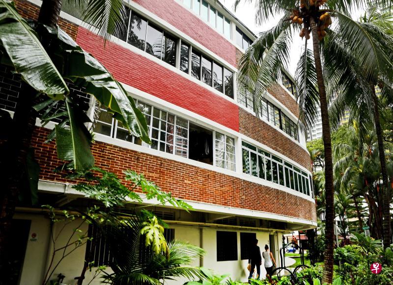 中峇鲁茂源台第78座组屋三楼和四楼两个单位因为雨水从外墙渗透的问题,市镇会为此在外墙漆上防水的弹性漆,结果原本的外观被破坏,违反了受保留建筑外观条规。(严宣融摄) 中峇鲁茂源台第78座组屋三楼和四楼两个单位因为雨水从外墙渗透的问题,市镇会为此在外墙漆上防水的弹性漆,结果原本的外观被破坏,违反了受保留建筑外观条规。(严宣融摄)