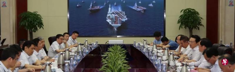 中船重工微信公号发布其董事长胡问鸣主持专题调研的消息,背景宣传画上出现中国第二艘国产航空母舰的效果图,这是弹射型中国国产航母首次在有官方背景的资讯中出现。(中船重工微信公号) 中船重工微信公号发布其董事长胡问鸣主持专题调研的消息,背景宣传画上出现中国第二艘国产航空母舰的效果图,这是弹射型中国国产航母首次在有官方背景的资讯中出现。(中船重工微信公号)