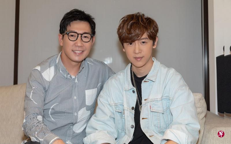 《勿念勿忧》由马来西亚歌手品冠(左)、方泂镔合唱。(互联网) 《勿念勿忧》由马来西亚歌手品冠(左)、方泂镔合唱。(互联网)