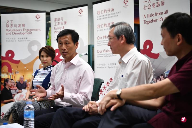 也是是华助会主席的教育部长王乙康(左二),昨天在华社自助理事会第26届常年大会上宣布,华助会将加强对更有需要家庭的援助。(海峡时报) 也是是华助会主席的教育部长王乙康(左二),昨天在华社自助理事会第26届常年大会上宣布,华助会将加强对更有需要家庭的援助。(海峡时报)