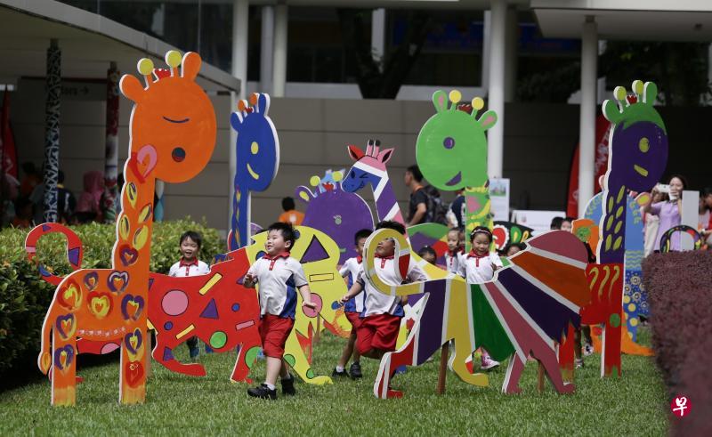 人协百盛艺术节邀请年轻家长同孩子携手绘制的动物形状板绘艺术,下个月起将在社区多个地点展示三个月。图为人协在媒体介绍会上展示这些作品,邀请学前中心孩童前来参观。(陈渊庄摄) 人协百盛艺术节邀请年轻家长同孩子携手绘制的动物形状板绘艺术,下个月起将在社区多个地点展示三个月。图为人协在媒体介绍会上展示这些作品,邀请学前中心孩童前来参观。(陈渊庄摄)