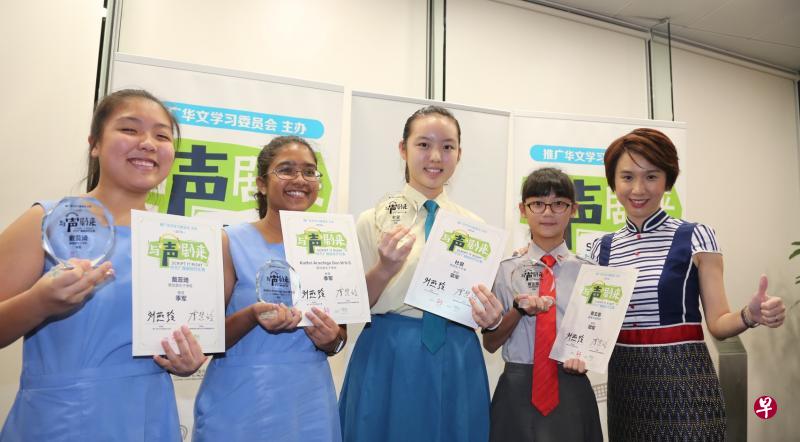 教育部兼人力部高级政务次长刘燕玲(右起)和“与声剧来”广播剧创作比赛的冠亚季军得主——国家初级学院的黄玄惠、克信女中的杜昱,以及新加坡女子学校的马玉琪和戴蕊琦合照。(庄耿闻摄) 教育部兼人力部高级政务次长刘燕玲(右起)和“与声剧来”广播剧创作比赛的冠亚季军得主——国家初级学院的黄玄惠、克信女中的杜昱,以及新加坡女子学校的马玉琪和戴蕊琦合照。(庄耿闻摄)