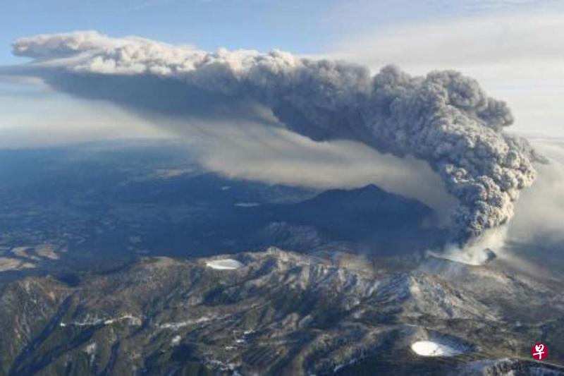 今年4月5日,新燃岳火山发生大规模爆炸性喷发,喷出火山烟尘高达5000米。(互联网) 今年4月5日,新燃岳火山发生大规模爆炸性喷发,喷出火山烟尘高达5000米。(互联网)