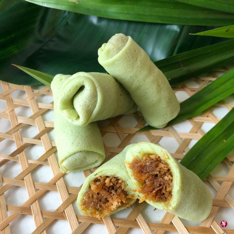 香浓多汁的椰糖椰丝卷Kueh Dadar Gula Melaka。 香浓多汁的椰糖椰丝卷Kueh Dadar Gula Melaka。