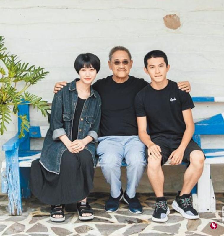 吴耀汉(中)第一次到台湾拍戏,和新人演员洪于晴(左)、林晖闵相见欢。(互联网) 吴耀汉(中)第一次到台湾拍戏,和新人演员洪于晴(左)、林晖闵相见欢。(互联网)