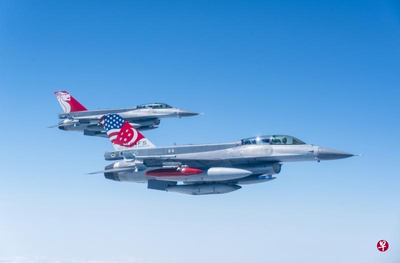 两架由我国空军派出的F-16C/D战斗机在“红旗—阿拉斯加”演习中执行任务。(国防部提供) 两架由我国空军派出的F-16C/D战斗机在“红旗—阿拉斯加”演习中执行任务。(国防部提供)