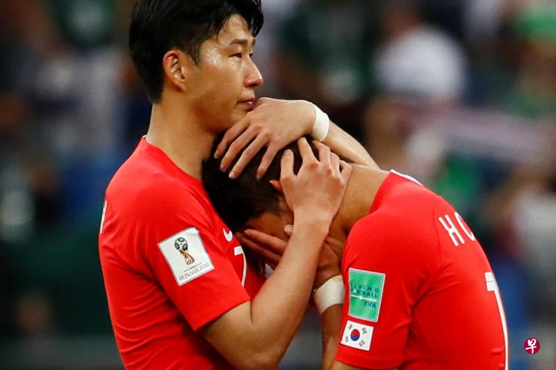 为韩国攻入本次世界杯首个进球的孙兴慜(左)赛后安慰队友。(路透社) 为韩国攻入本次世界杯首个进球的孙兴慜(左)赛后安慰队友。(路透社)
