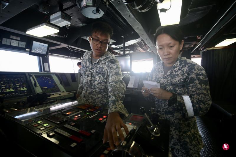 志愿军舰桥瞭望员文慧倩日前跟随坚持号登陆舰出海执行任务,除了做好分内职责外,也不忘向海军正规军人了解舰桥的运作,增进自己对海军部队的认识。(叶振忠摄) 志愿军舰桥瞭望员文慧倩日前跟随坚持号登陆舰出海执行任务,除了做好分内职责外,也不忘向海军正规军人了解舰桥的运作,增进自己对海军部队的认识。(叶振忠摄)