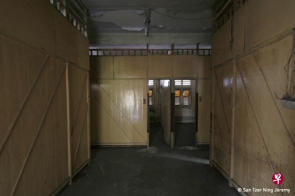 金陵大旅店原来用木墙间隔而成的客房在未翻新前被已故建筑设计师Jeremy San用镜头记录了下来。(Jeremy San摄影) 金陵大旅店原来用木墙间隔而成的客房在未翻新前被已故建筑设计师Jeremy San用镜头记录了下来。(Jeremy San摄影)