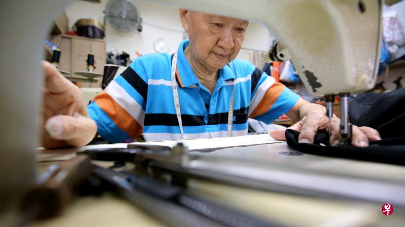 57年来,王钦祥一直守在缝纫机旁,以裁剪缝补衣服为生。(严宣融摄) 57年来,王钦祥一直守在缝纫机旁,以裁剪缝补衣服为生。(严宣融摄)