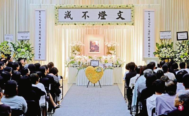 刘以鬯夫人用黄花砌成心形花牌摆在灵堂中央,表示她对夫婿的挚爱。(互联网) 刘以鬯夫人用黄花砌成心形花牌摆在灵堂中央,表示她对夫婿的挚爱。(互联网)