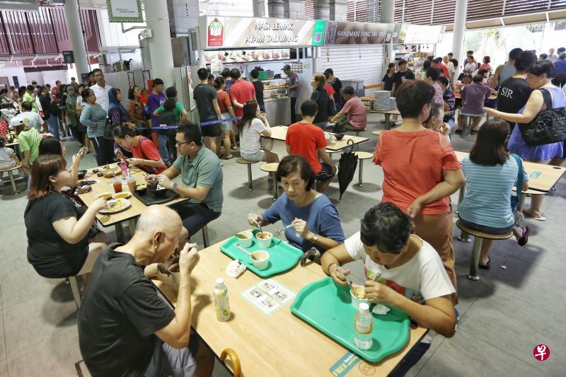 义顺公园小贩中心昨天举行一元美食促销活动,很多参与活动的摊位前都排起长长人龙,有些有多达三四十人排队。(徐颖荃摄) 义顺公园小贩中心昨天举行一元美食促销活动,很多参与活动的摊位前都排起长长人龙,有些有多达三四十人排队。(徐颖荃摄)