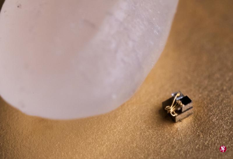 密歇根大学开发的超微型“电脑”放在一粒米旁边,必须用放大镜才看得清楚。(互联网) 密歇根大学开发的超微型“电脑”放在一粒米旁边,必须用放大镜才看得清楚。(互联网)