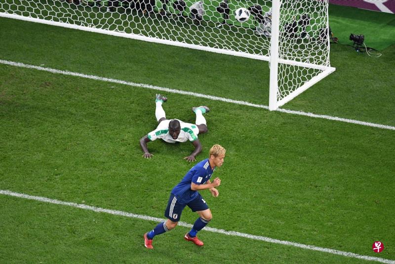 “东瀛武士”日本在两度落后的情况下,凭借中场乾贵士和替补出场的本田圭佑的进球,以2比2逼和非洲劲旅塞内加尔。(法新社) “东瀛武士”日本在两度落后的情况下,凭借中场乾贵士和替补出场的本田圭佑的进球,以2比2逼和非洲劲旅塞内加尔。(法新社)