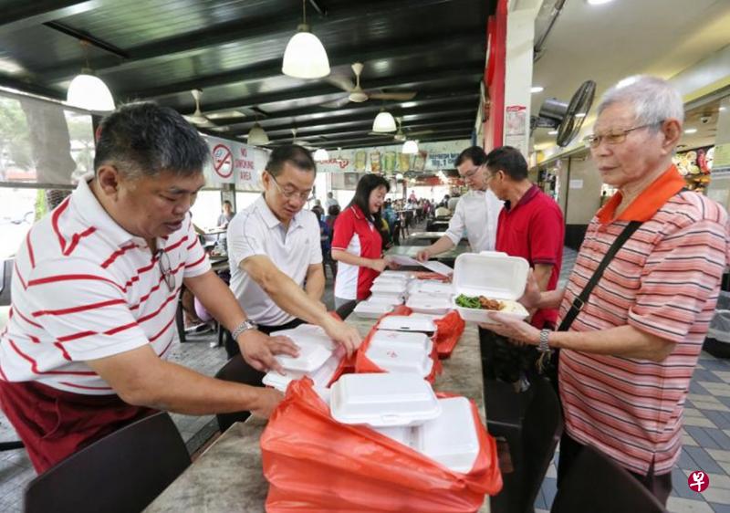 赞助周六午餐计划的咖啡店老板王斯杰(左一)、马林百列集选区议员谢健平(左二)、义工沈扶龙(右一)和其他基层组织领袖一起分配需要派送的爱心午餐。 赞助周六午餐计划的咖啡店老板王斯杰(左一)、马林百列集选区议员谢健平(左二)、义工沈扶龙(右一)和其他基层组织领袖一起分配需要派送的爱心午餐。