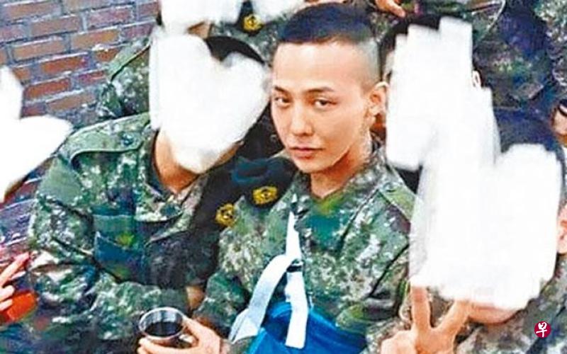BIGBANG队长GD(中)入伍后手脚的旧伤先后恶化。(互联网) BIGBANG队长GD(中)入伍后手脚的旧伤先后恶化。(互联网)