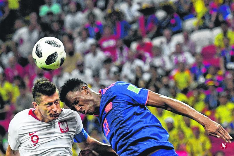 莱万多夫斯基(左)与哥伦比亚后卫米纳争抢头球,后者昨天比赛为哥伦比亚拔下头筹。(法新社) 莱万多夫斯基(左)与哥伦比亚后卫米纳争抢头球,后者昨天比赛为哥伦比亚拔下头筹。(法新社)