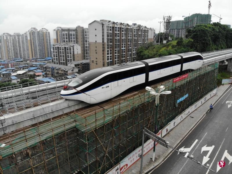 四川广安云轨线建设工程正在紧锣密鼓进行。（中新社）