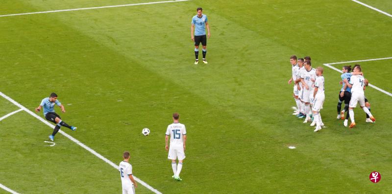 苏亚雷斯(左)主罚自由球直接攻门,打破场上僵局。(路透社) 苏亚雷斯(左)主罚自由球直接攻门,打破场上僵局。(路透社)