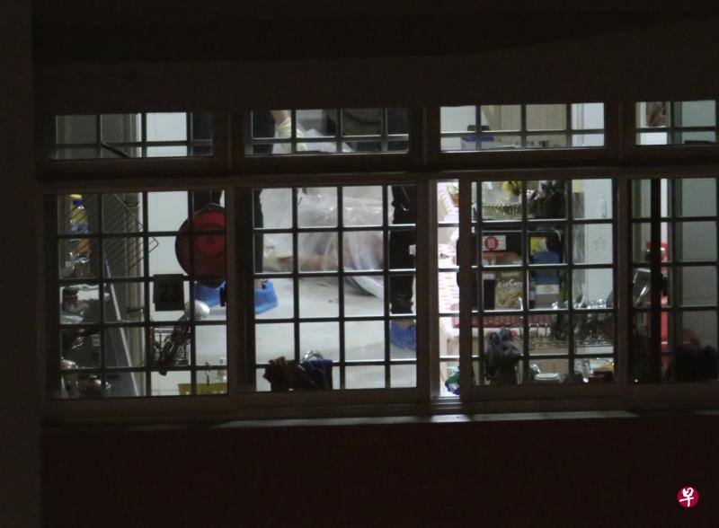 调查超过12小时,调查人员过后将屋内家具搬出,其中包括床褥。 调查超过12小时,调查人员过后将屋内家具搬出,其中包括床褥。