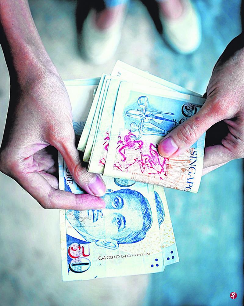 2男内裤内,分别发现20万9050元和20万5000元钞票。(档案示范照) 2男内裤内,分别发现20万9050元和20万5000元钞票。(档案示范照)