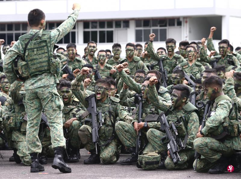 2015年11月26日,约400名来自杨厝港一带的宏茂桂军营(Amoy Quee Camp)第二步兵营(2 SIR)的军人参与动员演习,目的在于考验军人的备战速度和程序。当警报响起,留宿军营的军人得在短时间内整装待发。(档案照) 2015年11月26日,约400名来自杨厝港一带的宏茂桂军营(Amoy Quee Camp)第二步兵营(2 SIR)的军人参与动员演习,目的在于考验军人的备战速度和程序。当警报响起,留宿军营的军人得在短时间内整装待发。(档案照)