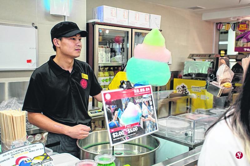 二号店新设“日本携带食物”分区,售卖彩虹棉花糖($5)等食品。(Don Don Donki提供) 二号店新设“日本携带食物”分区,售卖彩虹棉花糖($5)等食品。(Don Don Donki提供)