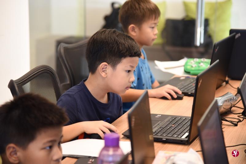 通过编码课程可培养学生的计算思维,使他们能更有效率地完成任务,面对问题时也能分析,并善用所学知识。(伍书永摄) 通过编码课程可培养学生的计算思维,使他们能更有效率地完成任务,面对问题时也能分析,并善用所学知识。(伍书永摄)