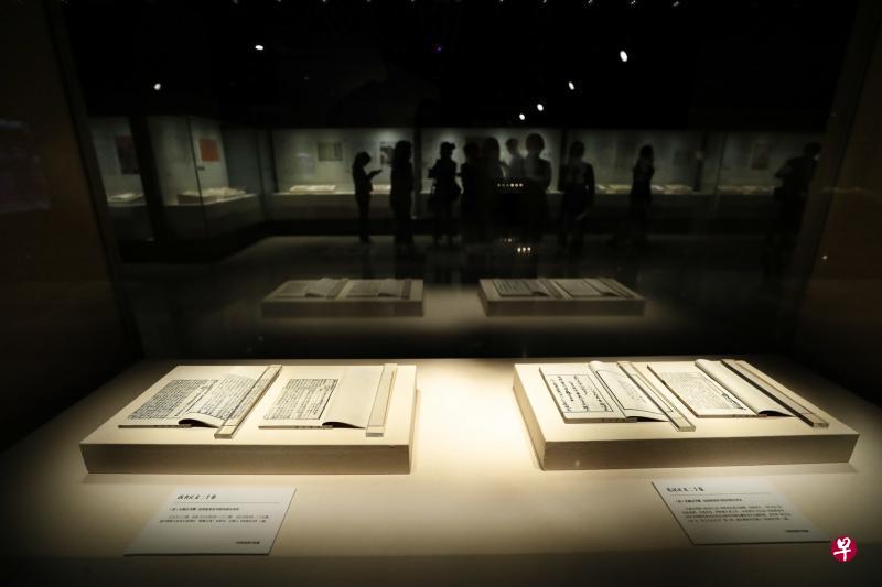 捐赠仪式昨天举行,中国国家图书馆并专门展出永青文库所捐汉籍和该馆所藏多部珍稀善本。(中新社) 捐赠仪式昨天举行,中国国家图书馆并专门展出永青文库所捐汉籍和该馆所藏多部珍稀善本。(中新社)
