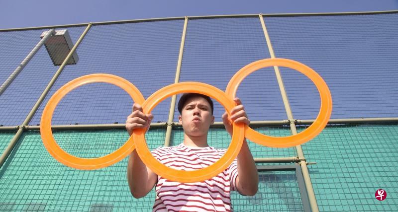 喜欢街头艺术的观众对街头艺人吴正隆不会陌生。 喜欢街头艺术的观众对街头艺人吴正隆不会陌生。