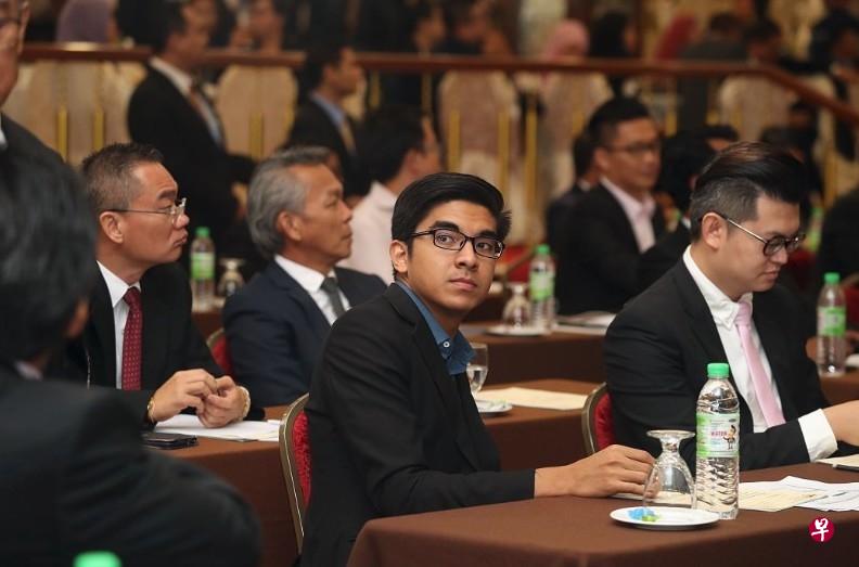 马来西亚政坛“小鲜肉”赛沙迪昨天也出席了国会会前说明会。当地盛传26岁的赛沙迪将出任青年及体育部长,这将使他成为当地历来最年轻的部长。(星洲日报) 马来西亚政坛“小鲜肉”赛沙迪昨天也出席了国会会前说明会。当地盛传26岁的赛沙迪将出任青年及体育部长,这将使他成为当地历来最年轻的部长。(星洲日报)