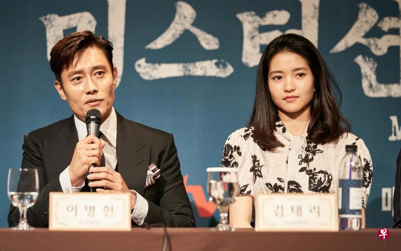 李炳宪(左)大赞金泰梨的表现佳,金泰梨则说演戏时会一直担心无法跟上前辈们,与他们擦不出火花。(Netflix提供) 李炳宪(左)大赞金泰梨的表现佳,金泰梨则说演戏时会一直担心无法跟上前辈们,与他们擦不出火花。(Netflix提供)