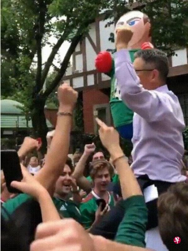 墨西哥球迷聚集在韩国大使馆外面,将韩国驻墨西哥大使扛在肩上,与他们一起庆祝胜利。(互联网) 墨西哥球迷聚集在韩国大使馆外面,将韩国驻墨西哥大使扛在肩上,与他们一起庆祝胜利。(互联网)