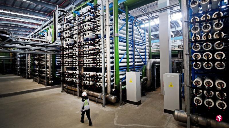 我国第三座海水淡化厂昨天开幕,每天生产3000万加仑的水量,有助进一步巩固我国的水供安全。(叶振忠摄) 我国第三座海水淡化厂昨天开幕,每天生产3000万加仑的水量,有助进一步巩固我国的水供安全。(叶振忠摄)