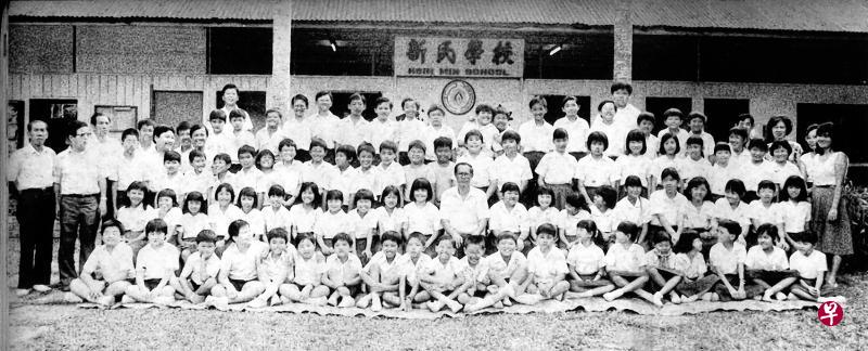 1989年新民学校关闭前的全体照。刘余明老师（站立者左一）与几名资深老师，留下守到最后。