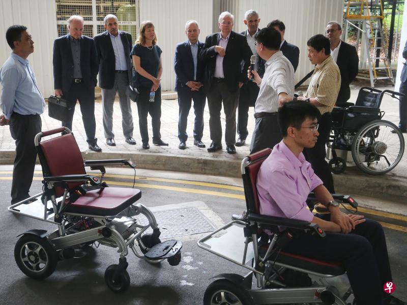 国际学术咨询团日前到南洋理工大学参观,了解本地大学的科研工作,例如图中这个智能轮椅系统。(林国明摄) 国际学术咨询团日前到南洋理工大学参观,了解本地大学的科研工作,例如图中这个智能轮椅系统。(林国明摄)