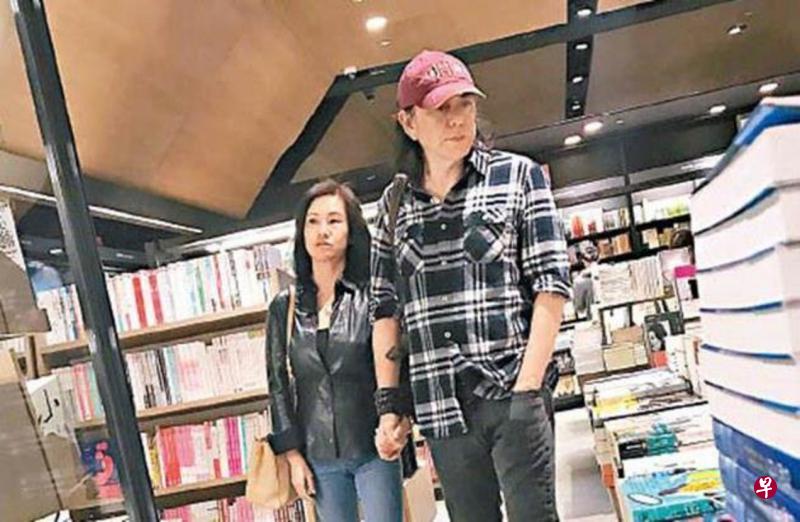 黄秋生与妻子结婚26年,他说私生子一事老婆也知情。 黄秋生与妻子结婚26年,他说私生子一事老婆也知情。