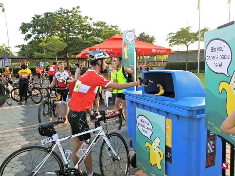 Green Nudge在华侨银行的体育活动中成功回收近70%的果皮。(受访者提供) Green Nudge在华侨银行的体育活动中成功回收近70%的果皮。(受访者提供)