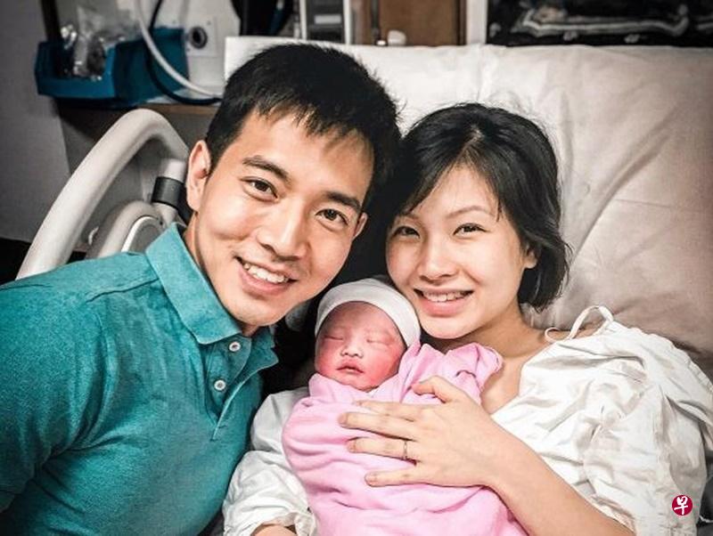 郭圣薰在路旁为妻子吴美莹接生。(取自网络) 郭圣薰在路旁为妻子吴美莹接生。(取自网络)