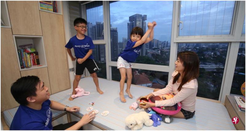 小小恩琦(右二)活泼好动,常为家人带来欢笑。左为义工陈佳豪。(梁麒麟摄) 小小恩琦(右二)活泼好动,常为家人带来欢笑。左为义工陈佳豪。(梁麒麟摄)