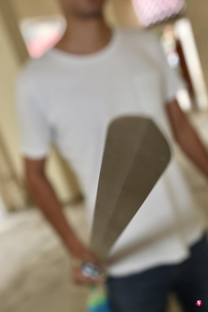 吕福财挥舞47公分长剑刺王金贺。 (示意图) 吕福财挥舞47公分长剑刺王金贺。 (示意图)