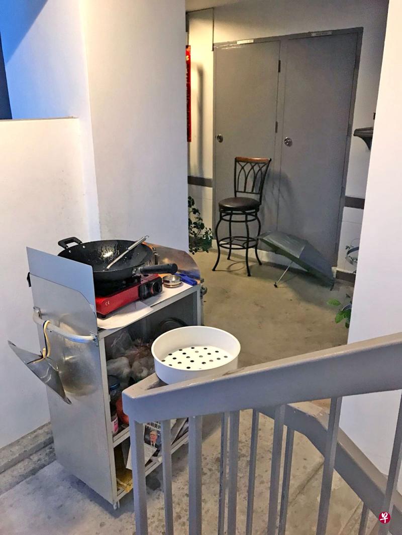 有居民把楼梯间当厨房。(受访者提供) 有居民把楼梯间当厨房。(受访者提供)