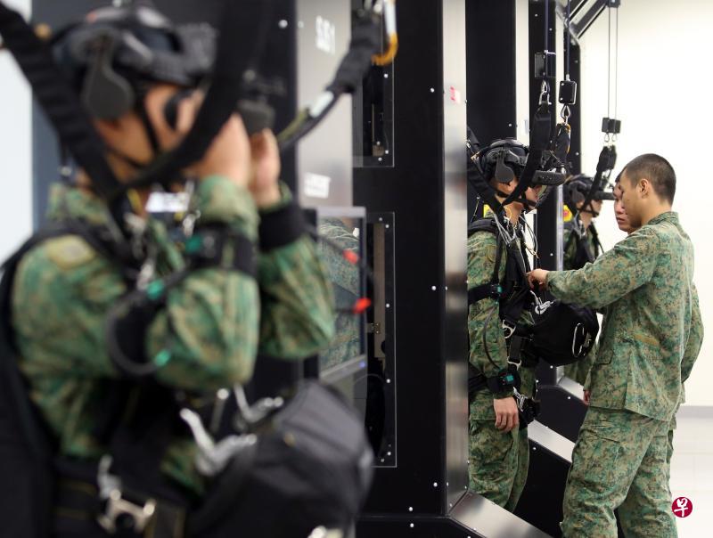 武装部队会善用科技,以克服人力短缺,同时提升训练素质与作战能力。例如,军人训练时可使用降落伞飞行模拟器,降低出错率。(谢智扬摄) 武装部队会善用科技,以克服人力短缺,同时提升训练素质与作战能力。例如,军人训练时可使用降落伞飞行模拟器,降低出错率。(谢智扬摄)