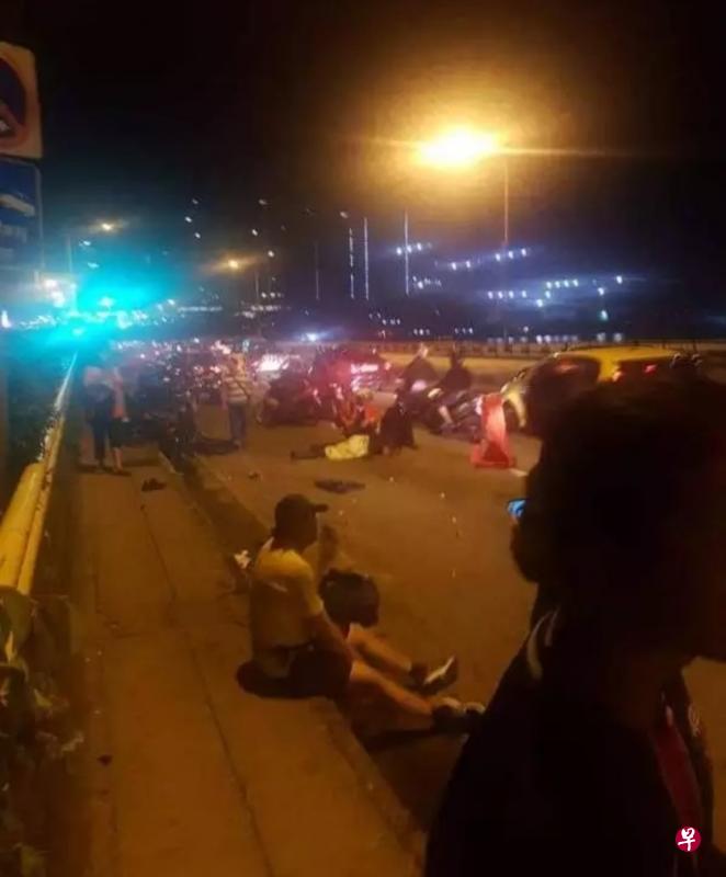 新柔长堤昨日凌晨发生致命车祸,一辆罗厘冲上路堤进入逆向车道,迎面连撞三辆电单车,造成二死三伤。(互联网) 新柔长堤昨日凌晨发生致命车祸,一辆罗厘冲上路堤进入逆向车道,迎面连撞三辆电单车,造成二死三伤。(互联网)