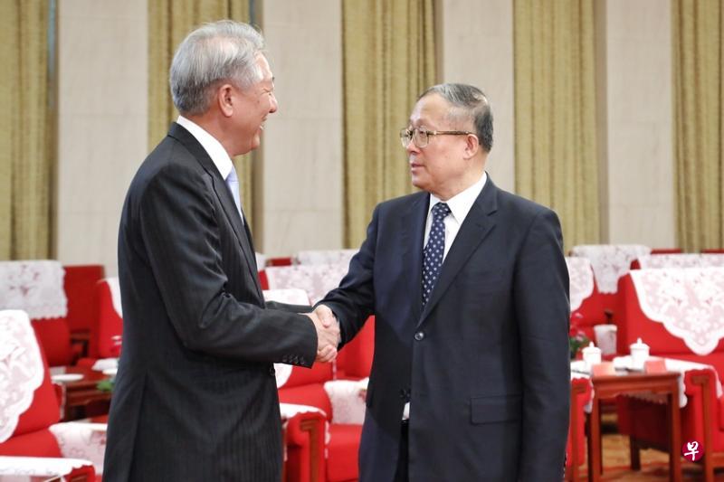 副总理张志贤(左)昨天在天津会见中共天津市委书记李鸿忠,讨论中新天津生态城的合作。(通讯及新闻部) 副总理张志贤(左)昨天在天津会见中共天津市委书记李鸿忠,讨论中新天津生态城的合作。(通讯及新闻部)