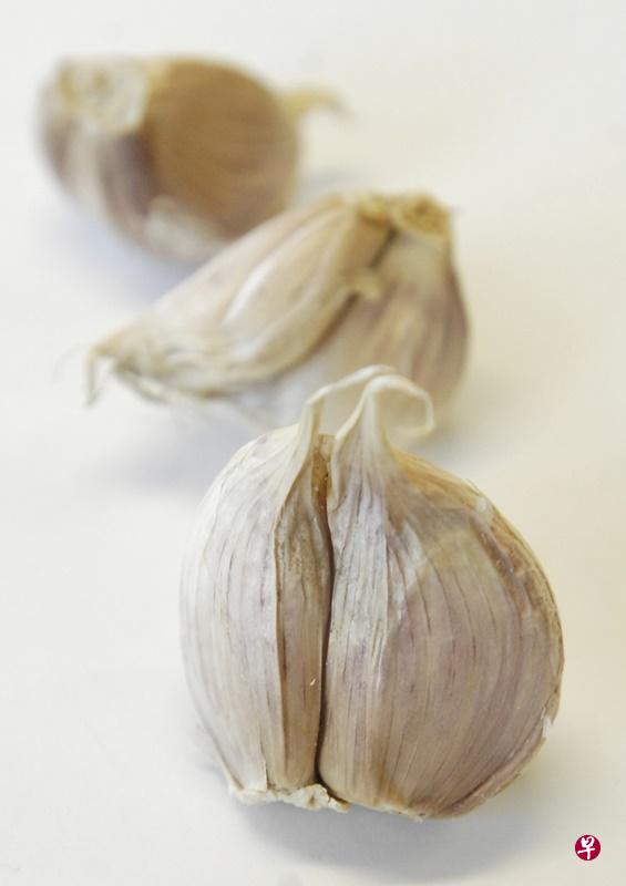 蒜头有杀菌作用,用来煮汤,可预防感冒。(档案照) 蒜头有杀菌作用,用来煮汤,可预防感冒。(档案照)