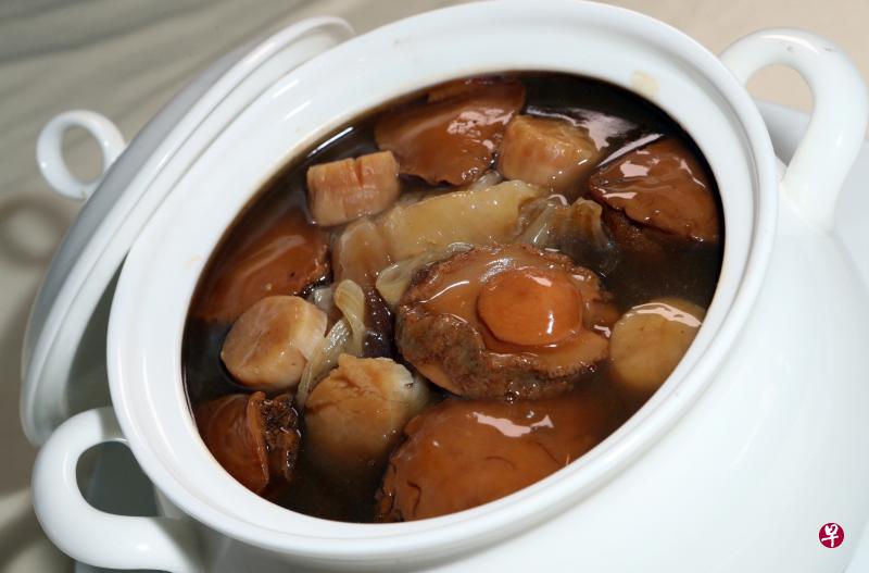“佛跳墙”这个命名,对原料和做法不着一字,却尽得风流,单听其名,已令人垂涎三尺。(档案照) “佛跳墙”这个命名,对原料和做法不着一字,却尽得风流,单听其名,已令人垂涎三尺。(档案照)