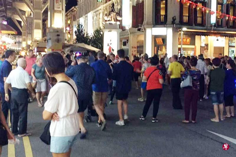 商家申诉,跳排舞的舞群阻碍人潮通行。(受访者提供) 商家申诉,跳排舞的舞群阻碍人潮通行。(受访者提供)