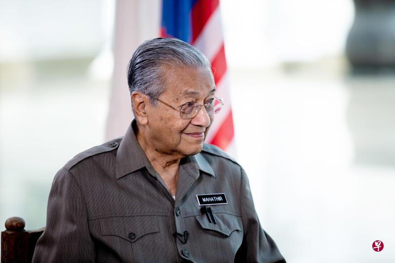 马哈迪最近在彭博电视的专访中,指马国根据协定向新加坡回购净水的价格太昂贵,“水供问题是我们和新加坡之间需要解决的其中一项课题”。(彭博社) 马哈迪最近在彭博电视的专访中,指马国根据协定向新加坡回购净水的价格太昂贵,“水供问题是我们和新加坡之间需要解决的其中一项课题”。(彭博社)