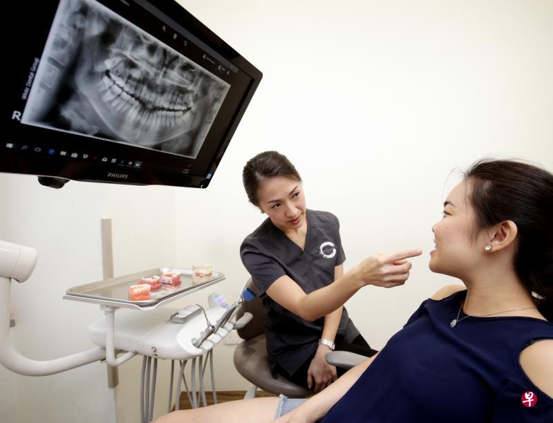 李平医生经常和病人分享自己的箍牙经验和心得,鼓励当事人适应箍牙期间的调整。 李平医生经常和病人分享自己的箍牙经验和心得,鼓励当事人适应箍牙期间的调整。